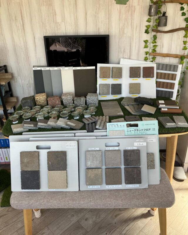 八千代展示場内が一部リニューアル！

以前はケイズビレッジの雑貨を販売しておりましたが、お客様が目で見て手で触り、商品をよりわかりやすくしていただけるように、サンプルの展示を増やしました✨

しかし！これで終わりではないんです😤
年々新商品も増え、その年に流行るものも変わっていきます。
それに応えられるよう、展示するサンプルの商品を選定中！

また生まれ変わる八千代店をご期待ください🤩
実際に見たいという商品があればコメントで教えてください💭

✼••┈┈••✼••┈┈••✼••┈┈••✼••┈┈••✼

お庭作りや新築外構のご相談・見積もり無料は
↓こちらからお問い合わせください↓
http://www.village-up-gardens.com
来店・電話でも承っております◎（祝日除く9:00〜17:00）
〒285-0846 千葉県八千代市村上1601-3
047-489-1161

こちらもぜひフォローといいね ♥よろしくお願いします！
解体・不動産　@villageup.inc
八千代展示場　@villageup_garden 
中古車販売・整備　@ideal_cars_by_villageup
カフェ&ガーデニング雑貨 @ks_village

✼••┈┈••✼••┈┈••✼••┈┈••✼••┈┈••✼

#ビレッジアップ #ビレッジアップガーデン #展示場紹介 #商品サンプル #エクステリア #カラーサンプル #目隠しフェンス #カーポート #インターロッキング #ピンコロ #ウッドデッキ #化粧砂利 #人工芝 #タイル #ジョリパット #lixil #三協アルミ #ykkap #メイクランド #東洋工業 #タカショー #f＆f #新築外構 #リガーデン #外構デザイン #外構工事 #千葉 #佐倉市 #八千代市